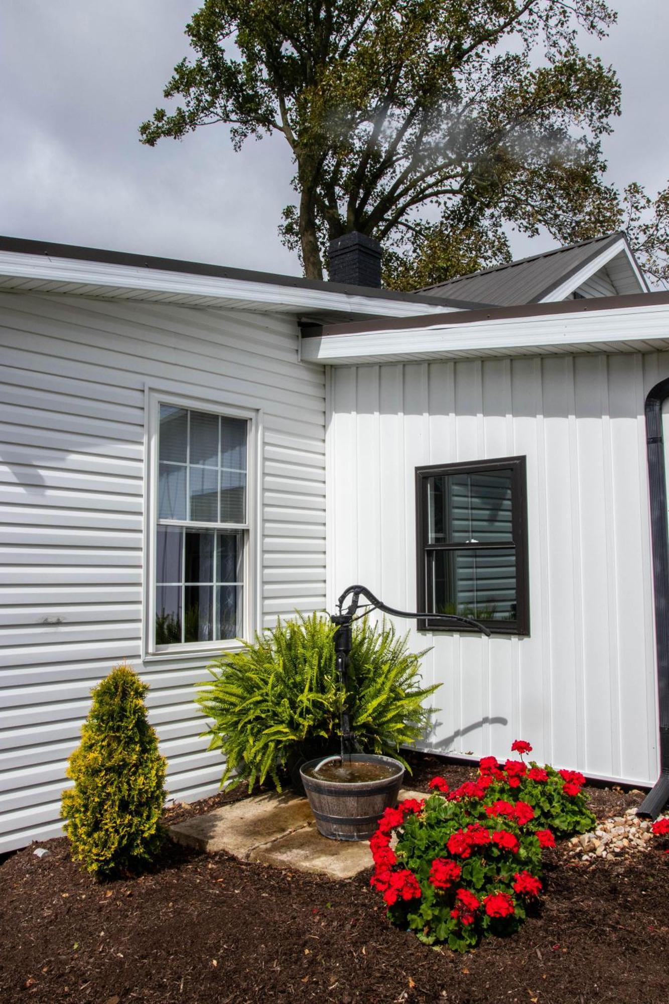 Farmhouse Of Blessings Dundee Exterior photo