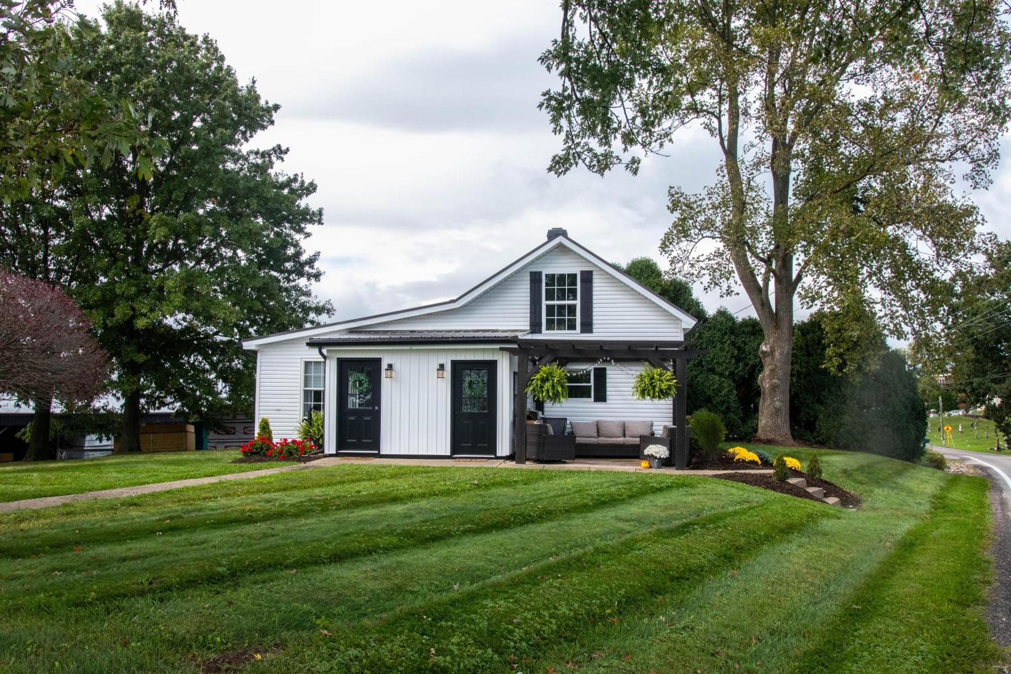 Farmhouse Of Blessings Dundee Exterior photo